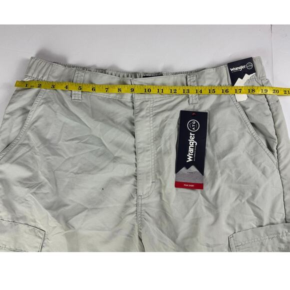 Wrangler ATG Peak Light Gray Nylon Shorts - Size 38 - Picture 4 of 9